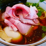 真空低温調理されたピンク色の豚チャーシュー