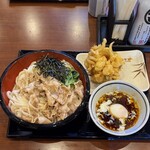 丸亀製麺 - 料理写真:豚つけ汁うどん￥990：豚しゃぶが乗ったうどんは３玉まで同一価格！（今回は日寄って2.5玉）、それを辣油と温泉玉子入りのつけ汁でいただく。キリっと美味しいけど温玉を割ると味がぼやける。
