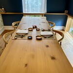 レチュード - 一枚板の大きなテーブル