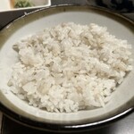 利久 - もち麦ご飯。