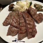利久 - 牛たん焼き4枚8切れは厚みがあり美味しいです。