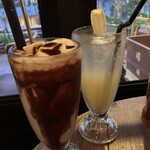 バーガーマニア 広尾店 - チョコレートシェイクと自家製ジンジャーエール