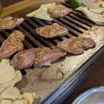 焼肉セブン - 牛タンを鉄板へ