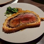 Crossroads Kitchen - 牛フィレ肉のウェリントン
