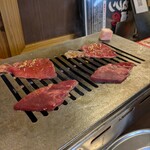 焼肉セブン - やっぱり最初は塩物のタンから⋯