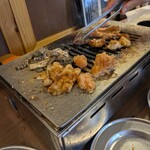 焼肉セブン - フィニッシュ間際の鉄板上はミノ、ホルモン、センマイ