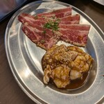 焼肉セブン - 追加で頼んだホルモンと牛カルビー