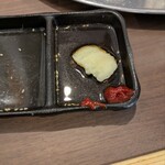 焼肉セブン - つけダレにコチュジャンと下ろしニンニクを投入❗️