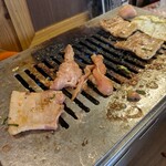 焼肉セブン - 鉄板上はセセリと豚バラ