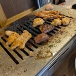 焼肉セブン - 鉄板上はハツ、ホルモン、セセリ、