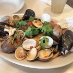 トラットリア・築地パラディーゾ - パラディーゾ名物!本日入荷した新鮮な貝類とチェリートマトのペスカトーレ風リングイネ!!