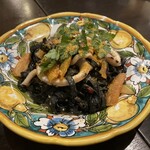 ピッツェリア　オオサキ 本店 - 赤イカとボッタルガの白ワインソース                            イカスミの生パスタ ¥1,760
