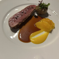 ジャルダン ポール・ボキューズ - アマタケ鴨胸肉のロティソース・ビガラード
                    腿肉のカイエットを添えて