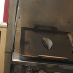 サバサンドのサバを焼いている様子