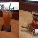 左：+\100で頼んだアプリコットジュース 右：サービスのトルコ紅茶