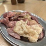 新宿ホルモン焼き だるま - ミックスホルモン