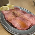 新宿ホルモン焼き だるま - 牛たん塩