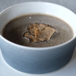 SUD restaurant - ランチコース 5082円 のスペシャリテ 黒トリュフのポタージュスープ