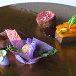 SUD restaurant - ランチコース 5082円 の2種のお肉料理 グルマンディーズを一皿に 特選牛ロースト 岡山県産本州鹿のロースト 南瓜と鹿肉のガトー添え 都産ブルーベリーのボルドレーズ