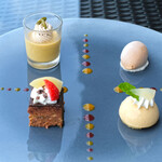 SUD restaurant - ランチコース 5082円 のデセールヴァリエ 4種のデザートを一皿に盛り込んで