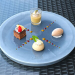 SUD restaurant - ランチコース 5082円 のデセールヴァリエ 4種のデザートを一皿に盛り込んで