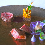 SUD restaurant - ランチコース 5082円 の2種のお肉料理 グルマンディーズを一皿に 特選牛ロースト 岡山県産本州鹿のロースト 南瓜と鹿肉のガトー添え 都産ブルーベリーのボルドレーズ