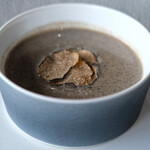 SUD restaurant - ランチコース 5082円 のスペシャリテ 黒トリュフのポタージュスープ