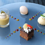 SUD restaurant - ランチコース 5082円 のデセールヴァリエ 4種のデザートを一皿に盛り込んで