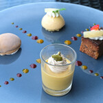 SUD restaurant - ランチコース 5082円 のデセールヴァリエ 4種のデザートを一皿に盛り込んで