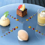 SUD restaurant - ランチコース 5082円 のデセールヴァリエ 4種のデザートを一皿に盛り込んで
