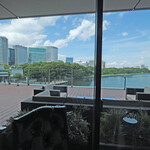 SUD restaurant - 店内のテーブル席からの眺望です