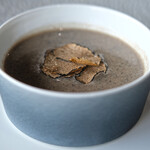 SUD restaurant - ランチコース 5082円 のスペシャリテ 黒トリュフのポタージュスープ