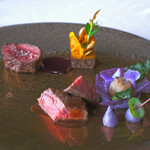 SUD restaurant - ランチコース 5082円 の2種のお肉料理 グルマンディーズを一皿に 特選牛ロースト 岡山県産本州鹿のロースト 南瓜と鹿肉のガトー添え 都産ブルーベリーのボルドレーズ