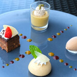 SUD restaurant - ランチコース 5082円 のデセールヴァリエ 4種のデザートを一皿に盛り込んで
