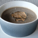 SUD restaurant - ランチコース 5082円 のスペシャリテ 黒トリュフのポタージュスープ