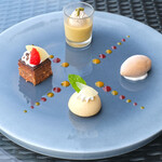 SUD restaurant - ランチコース 5082円 のデセールヴァリエ 4種のデザートを一皿に盛り込んで