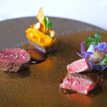 SUD restaurant - ランチコース 5082円 の2種のお肉料理 グルマンディーズを一皿に 特選牛ロースト 岡山県産本州鹿のロースト 南瓜と鹿肉のガトー添え 都産ブルーベリーのボルドレーズ