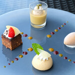 SUD restaurant - ランチコース 5082円 のデセールヴァリエ 4種のデザートを一皿に盛り込んで