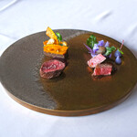 SUD restaurant - ランチコース 5082円 の2種のお肉料理 グルマンディーズを一皿に 特選牛ロースト 岡山県産本州鹿のロースト 南瓜と鹿肉のガトー添え 都産ブルーベリーのボルドレーズ