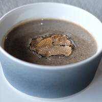SUD restaurant - ランチコース 5082円 のスペシャリテ 黒トリュフのポタージュスープ
