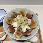 上方レインボー - 大阪イチジクの冷やしカプリそば（2000円）＋イチジク増し（300円）＋ビオレソリエス（600円）＋モツァレラチーズ（600円）＝3500円