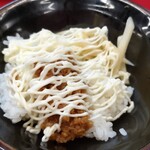 豚骨醤油ラーメン 王道家 - 半ライスに無限ニンニクと刻みしょうがとマヨネーズをトッピング