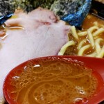 豚骨醤油ラーメン 王道家 - レンゲの汁