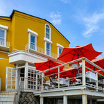 タベルナ ロンディーノ - 稲村ヶ崎の海沿いに佇む鮮やかな黄色の外観