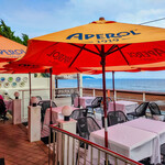 タベルナ ロンディーノ - 海とパラソルが眩いテラス席