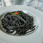 タベルナ ロンディーノ - 服部幸應氏も愛した逸品「イカ墨のスパゲッティ」