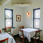 タベルナ ロンディーノ - 明るく落ち着いた2Fのテーブルセット