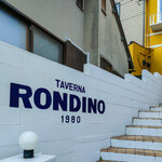 タベルナ ロンディーノ - 老舗イタリアンの歴史を感じる外壁のロゴ
