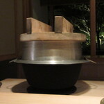 成生 - 窯の下の黒い部分は煤の色