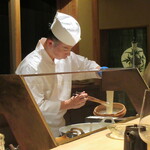 成生 - 太刀魚を揚げる志村さん